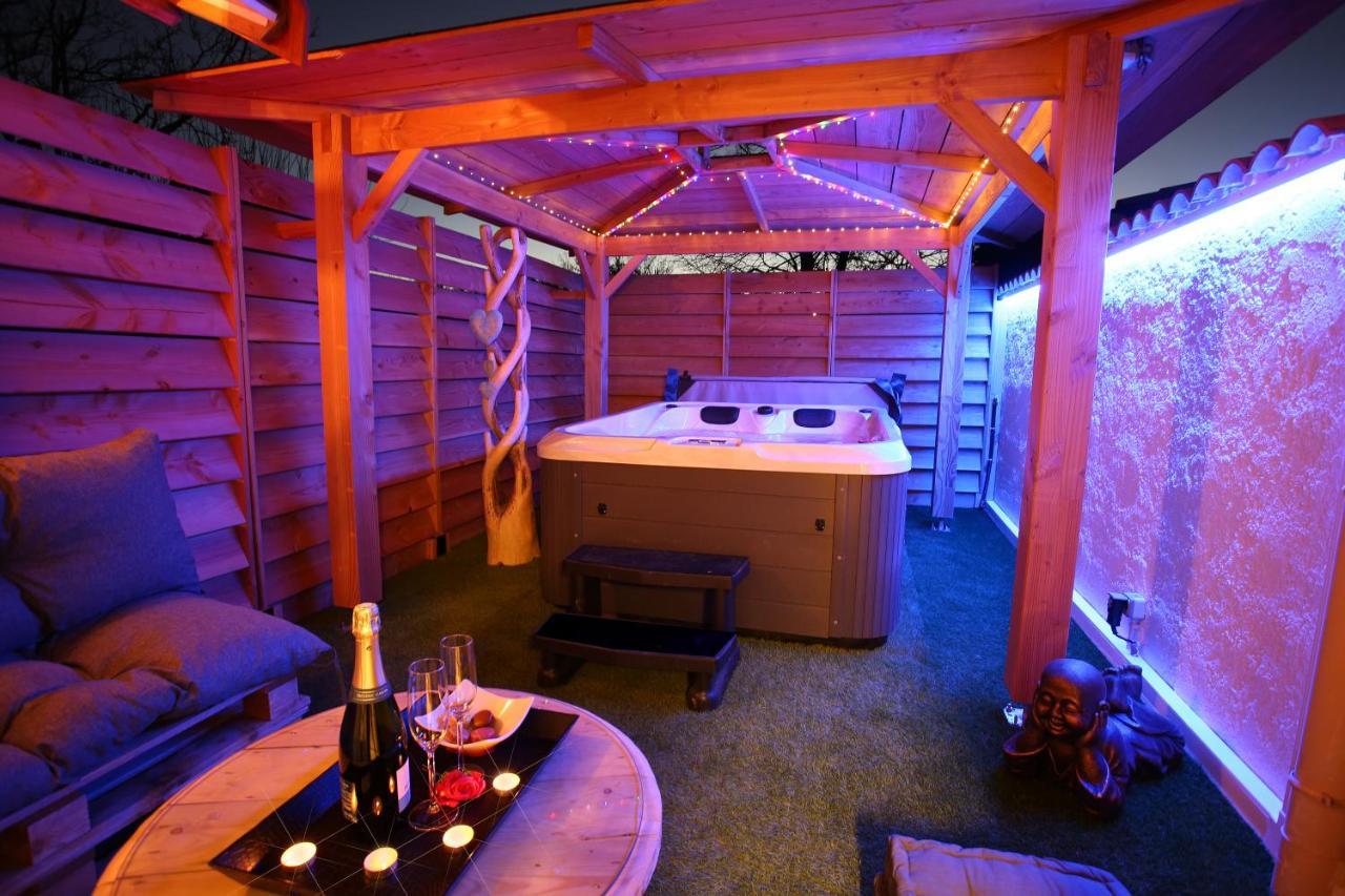 Lovina Chambre De Charme Avec Jaccuzi Velaux Екстер'єр фото